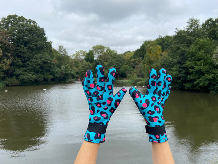 Neoprene wild swimming gloves: Leopard