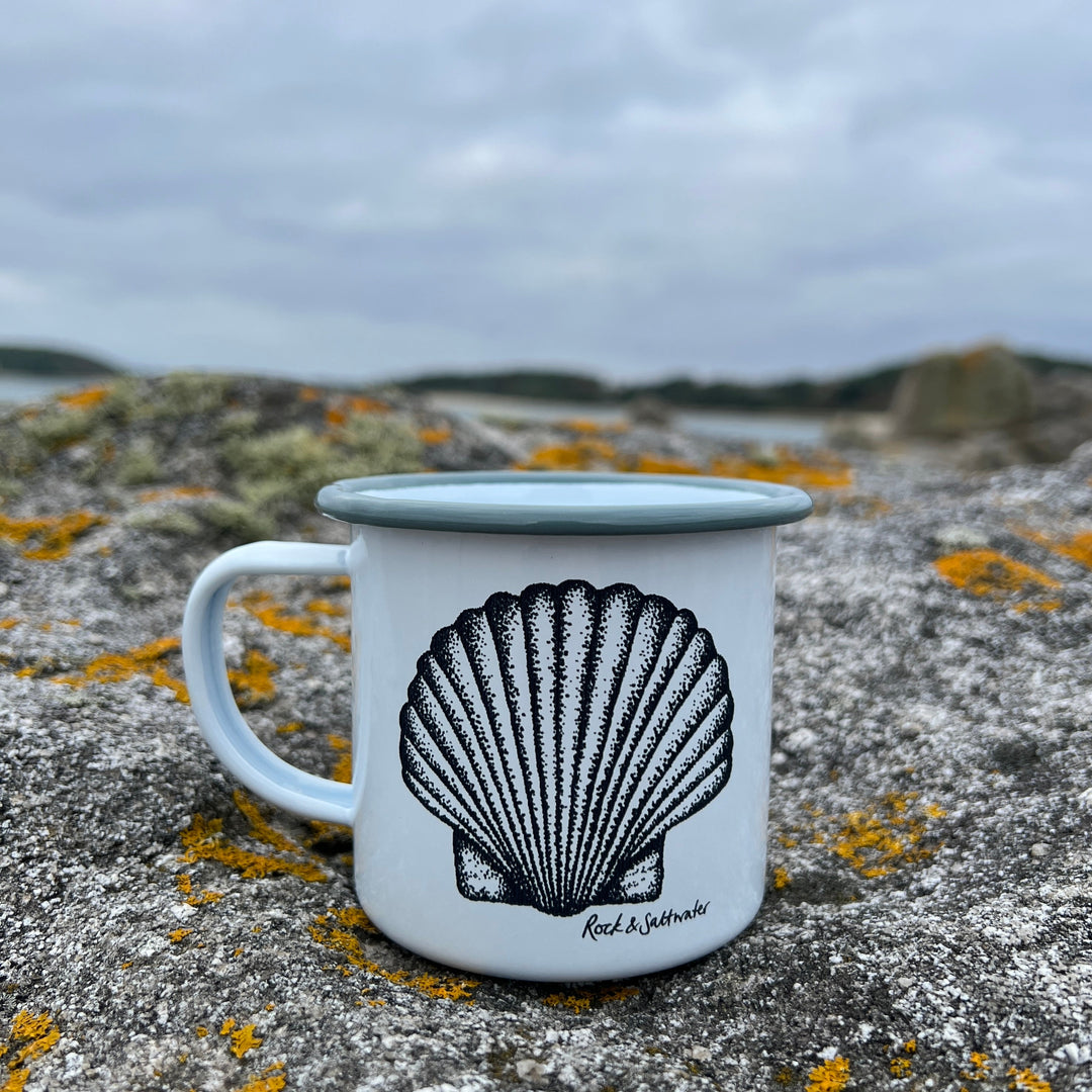 Shell brooch and mug gift set