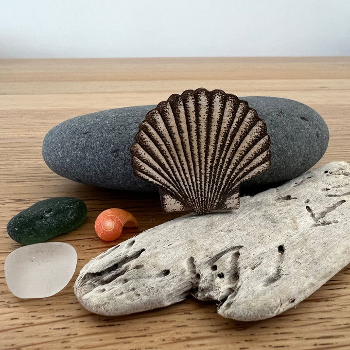 Shell brooch and mug gift set