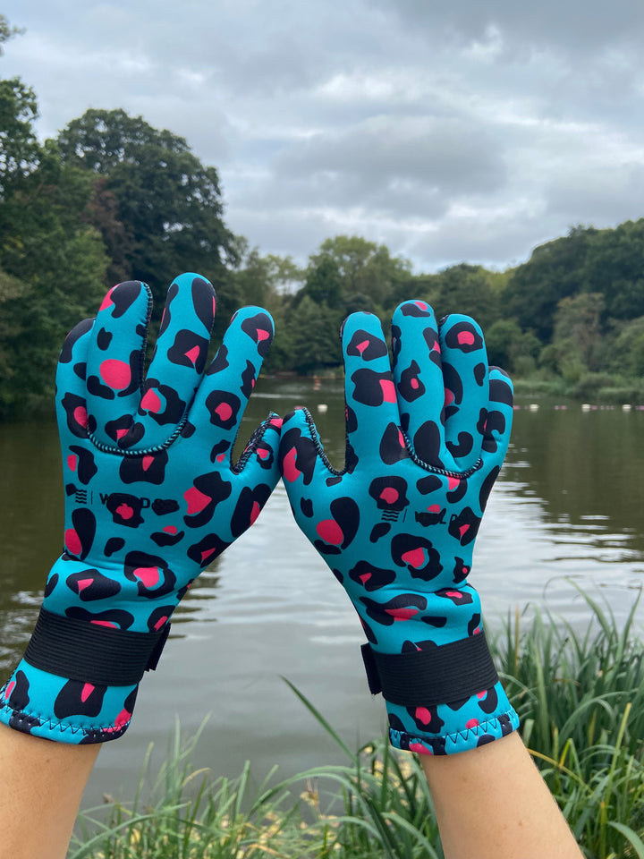 Neoprene wild swimming gloves: Leopard