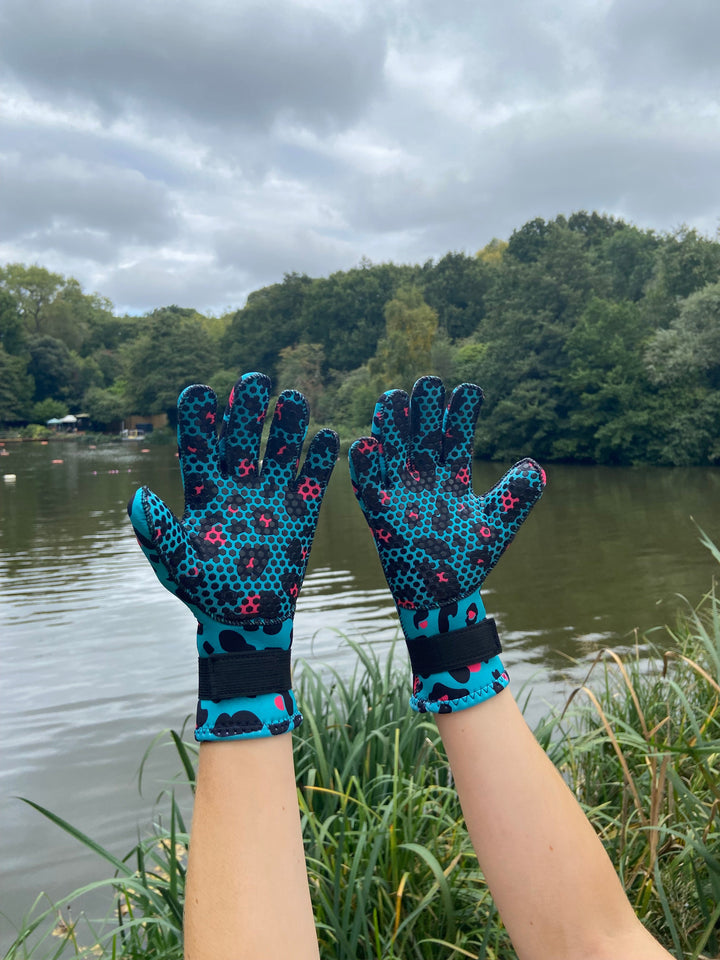 Neoprene wild swimming gloves: Leopard