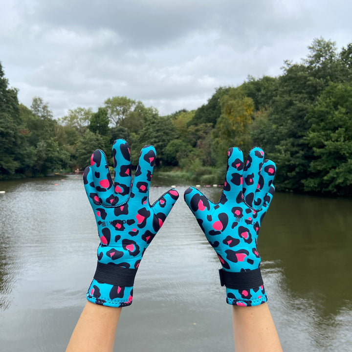 Neoprene wild swimming gloves: Leopard