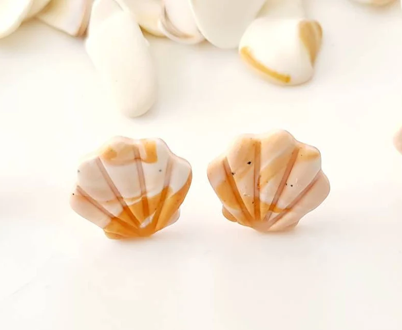 Neutral Peach White Marbled Scallop Shell Shaped Stud Earrings