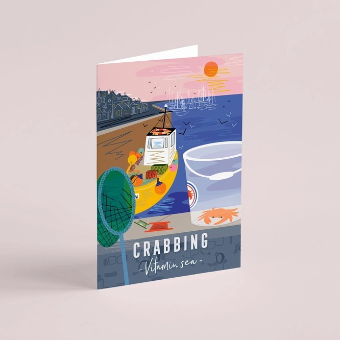A cheerful seaside scene with boats, nets and crabs – this Onneke card is ideal for anyone who loves crabbing and coastal adventures.