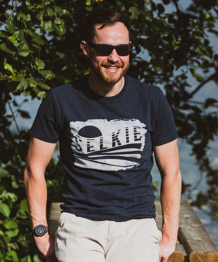 SELKIE MEN'S DISTRESSED LOGO TEE