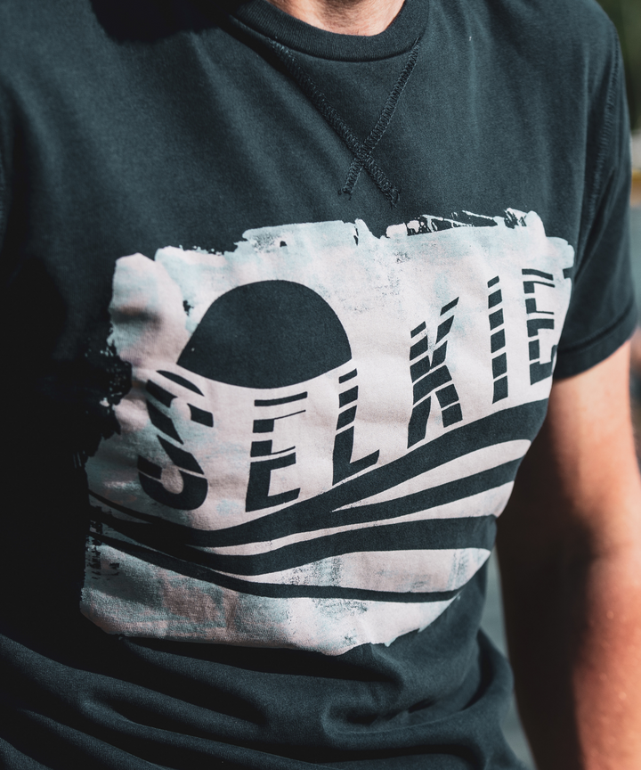 MEN'S DISTRESSED LOGO TEE